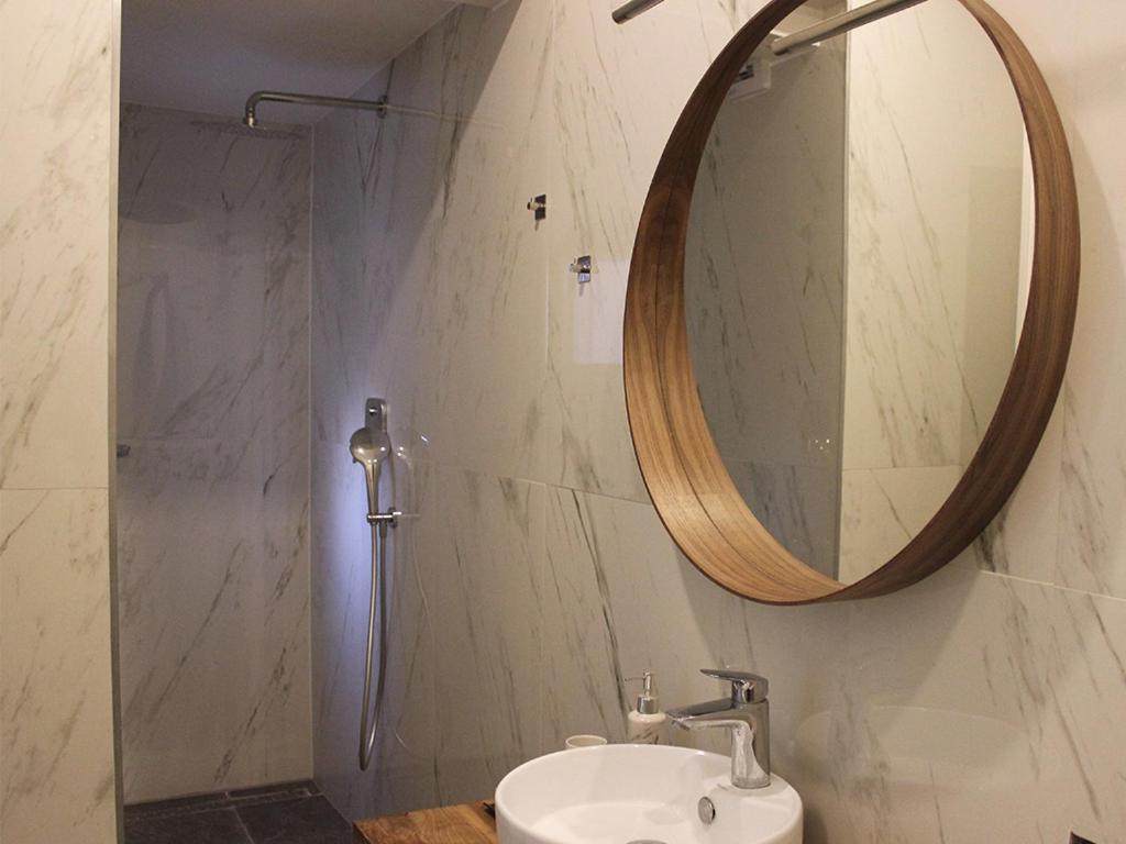 Love Apartment โรวีน ภายนอก รูปภาพ